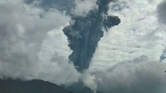 Gunung Marapi di Sumbar meletus pada Minggu (3/12/2023).