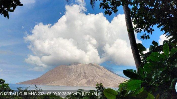 Gunung Ruang di Tagulandang, Sitaro, Sulawesi Utara