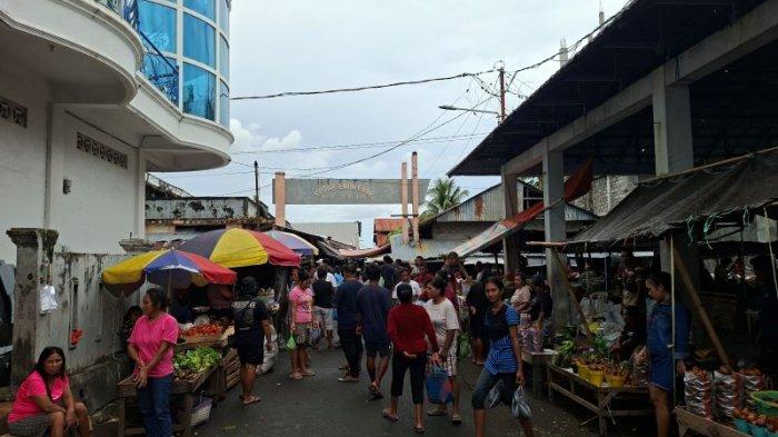 PASAR TAGULANDANG - Suasana Pasar 66 Tagulandang, Kepulauan Sitaro, Sulawesi Utara, Sabtu (14/6/2025). Berikut daftar harga bahan pokok di Pasar 66 Tagulandang.