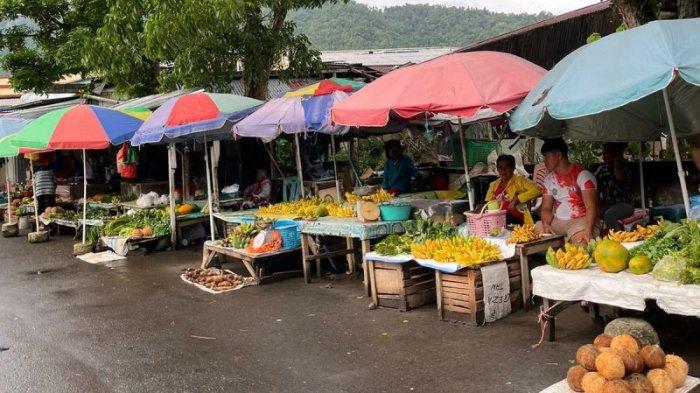 HARGA - Harga sejumlah bahan pokok di Pasar Towo'e, Kabupaten Kepulauan Sangihe, Sulawesi Utara, mengalami kenaikan, Selasa (8/7/2025). Salah satu komoditas yang mencolok mengalami lonjakan harga adalah beras.
