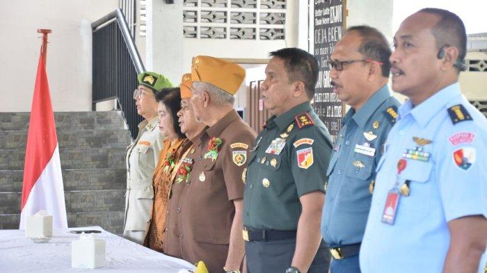 Pangdam XIII/Merdeka Mayjen TNI Legowo W.R. Jatmiko, SIP., MM, menghadiri langsung acara syukuran Hari Ulang Tahun (HUT) Legiun Veteran Republik Indonesia (LVRI) ke-67 di Resto Teras, Sparta Tikala, Kota Manado, Selasa (2/1/2024).