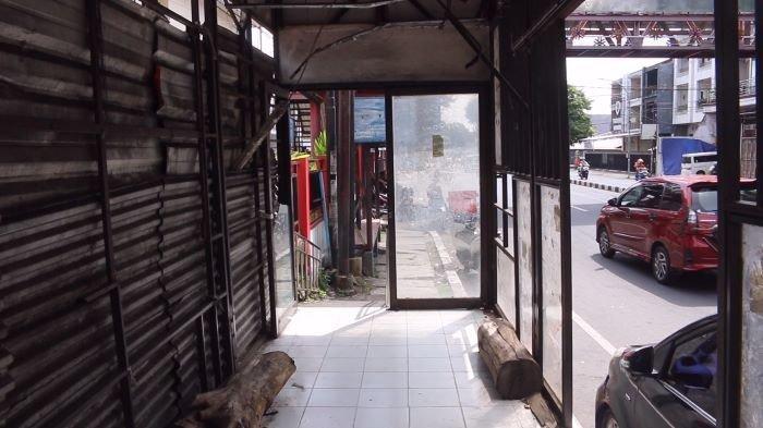 Halte Bus Trans Kawanua di Jalan Wolter Mongisidi, Kelurahan Malalayang Satu, Kecamatan Malalayang, Manado, Sulawesi Utara, Minggu (14/4/2024).