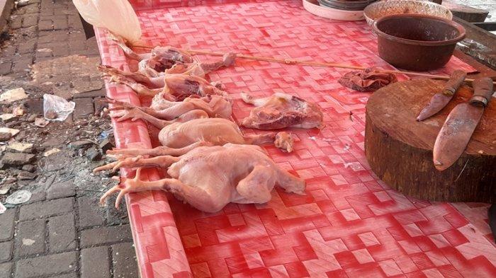 Harga daging ayam di Pasar Pinasungkulan kota Manado, Provinsi Sulawesi Utara, turun sedikit, Rabu (24/1/2024).