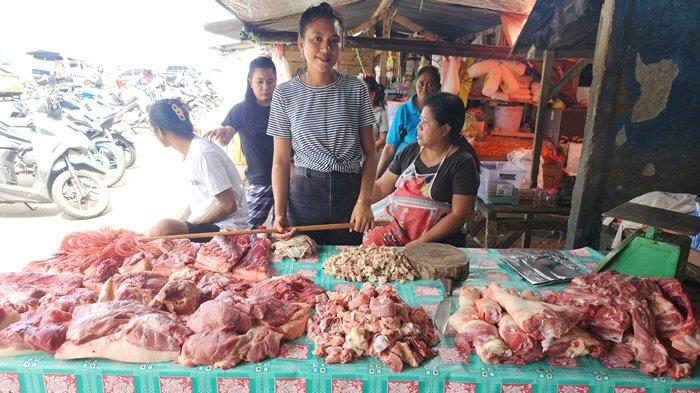 DAGING BABI: Harga daging babi di Pasar Towo'e masih bertahan di angka tinggi di Pasar Towo'e, Sangihe, Sulawesi Utara (Sulut), Selasa (13/5/2025).