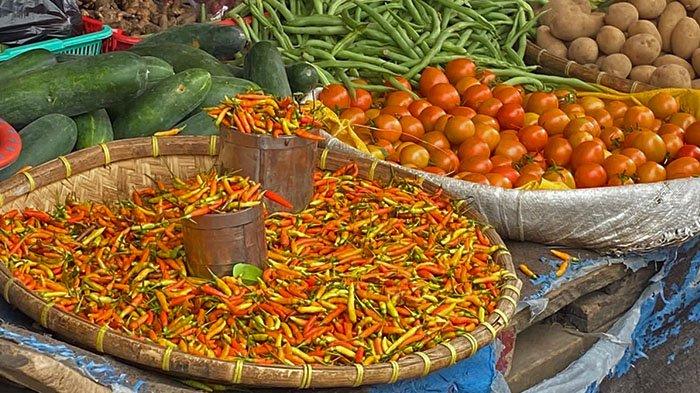 Harga rica dan tomat di Pasar Lama Langowan Minahasa Sulawesi Utara, Minggu 28 Januari 2024.