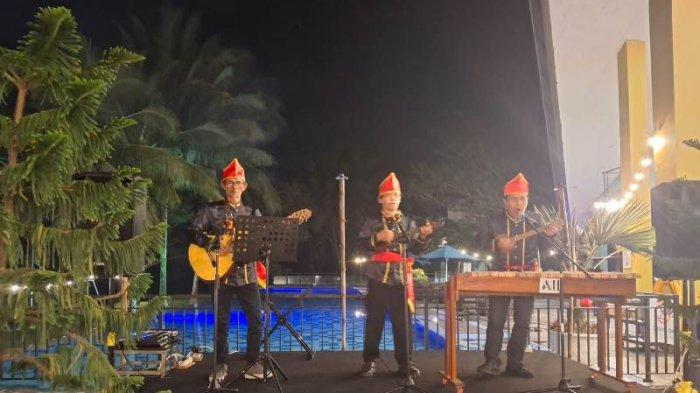 Hiburan musik tradisional khas Minahasa di BBQ Minahasan yang digelar Novotel Manado, Sulawesi Utara.