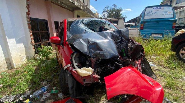 Mobil berwarna merah DB 1215 LZ yang terlibat Lakalantas di di Jalan Sam Ratulangi Kota Manado Sulawesi Utara, Jumat (6/9/2024)