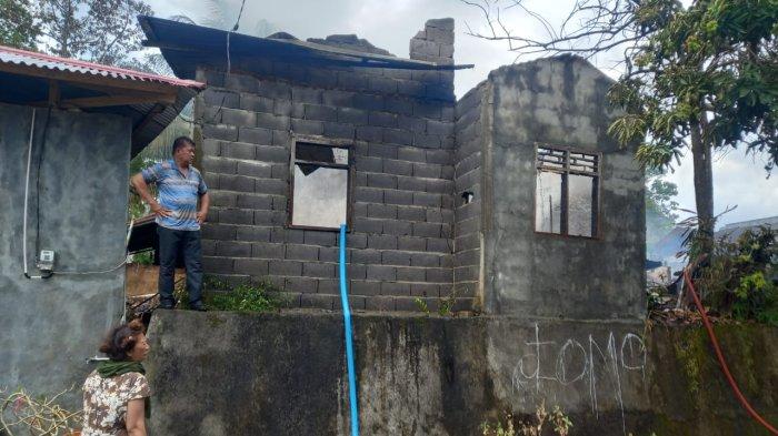 Hukum Tua Desa Kolongan, Yohanis Wangania, ikut membantu memadamkan salah satu rumah warganya yang terbakar di Jaga 5 Desa Kolongan, Kalawat, Minahasa Utara, Sulawesi Utara, Minggu (10/9/2023).