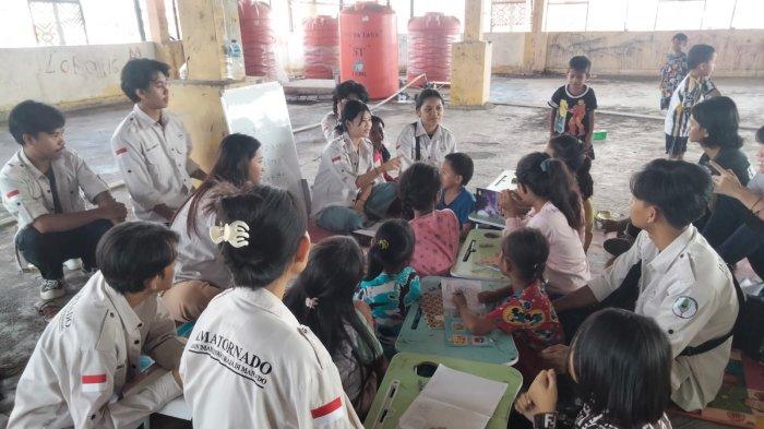 Ikatan Mahasiswa Toraja di Manado (IKMA Tornado) melaksanakan program pemberdayaan masyarakat kepada anak-anak di Pasar Bersehati Manado, Sabtu (14/10/2023).