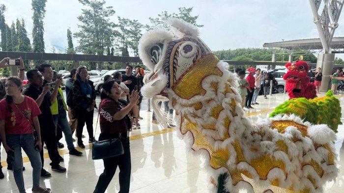 IMLEK DI MANADO: Atraksi barongsai dan Tarian Naga di Bandara Internasional Sam Ratulangi Manado dalam rangka imlek 2576 Kongzili, Rabu (29/1/2025). Hibur para penumpang.
