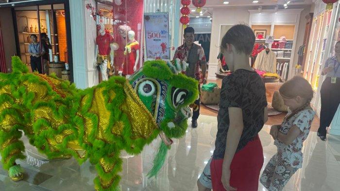 IMLEK DI MANADO: Atraksi barongsai dan Tarian Naga di Bandara Internasional Sam Ratulangi Manado dalam rangka imlek 2576 Kongzili, Rabu (29/1/2025). Hibur para penumpang.