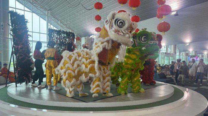 IMLEK DI MANADO: Atraksi barongsai dan Tarian Naga di Bandara Internasional Sam Ratulangi Manado dalam rangka imlek 2576 Kongzili, Rabu (29/1/2025). Hibur para penumpang.