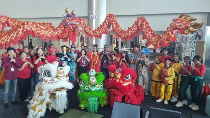 IMLEK DI MANADO: Atraksi barongsai dan Tarian Naga di Bandara Internasional Sam Ratulangi Manado dalam rangka imlek 2576 Kongzili, Rabu (29/1/2025). Hibur para penumpang.