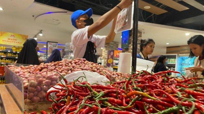 INFO HARGA - Bahan pokok di Pasar Swalayan Freshmart Bahu, Kota Manado, Sulawesi Utara (Selasa 8/7/2025). Harga cabai rawit tembus Rp 108 ribu per kilogram.