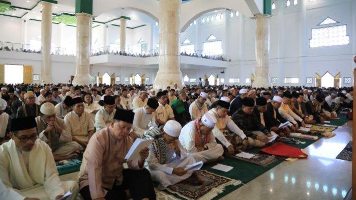Potret Pj Wali Kota Asripan Nani sholat Idul Adha di Masjid Agung Baitul Makmur Kotamobagu, Sulawesi Utara, Senin (17/6/2024)