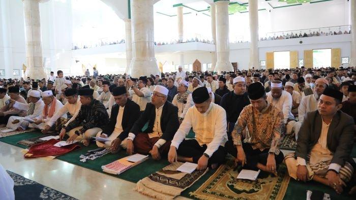 Potret Pj Wali Kota Asripan Nani sholat Idul Adha di Masjid Agung Baitul Makmur Kotamobagu, Sulawesi Utara, Senin (17/6/2024)