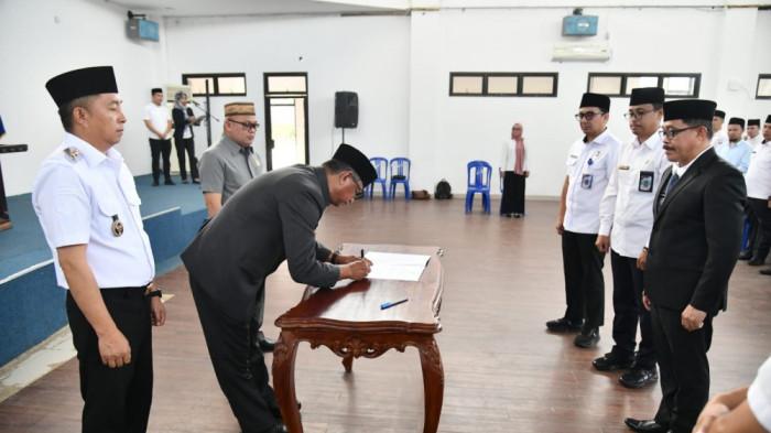 Iksan Pangalima dilantik Bupati Boltim Oskar Manoppo sebagai Penjabat Sekda Boltim