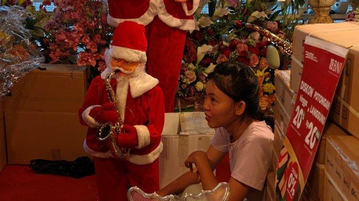 Suasana toko pernak-pernik natal di Kawasan Megamas Kota Manado Sulawesi Utara, Senin (6/11/2023).