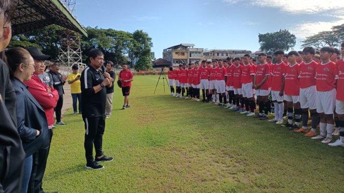 Indra Sjafrie memimpin seleksi Timnas U-17 di Stadion Klabat Manado, Sabtu (29/07/2023).
