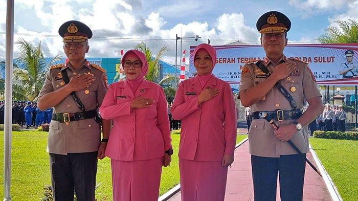 Irjen Pol Setyo Budiyanto Berfoto bersama dengan Irjen Pol Yudhiawan. (Tribun Manado/Rhendi Umar)