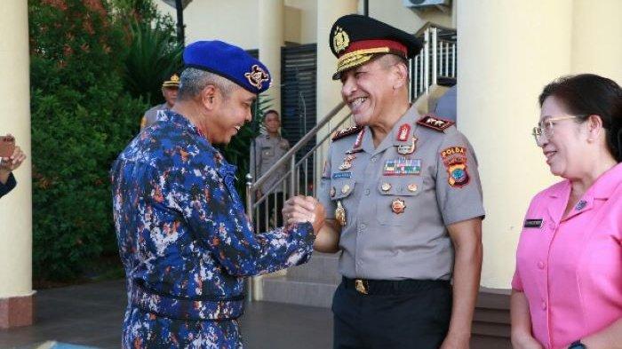 Irjen Pol Setyo Budiyanto Kapolda Sulawesi Utara berikan selamat kepada Jan de Fretes atas kenaikan pangkat Irjen