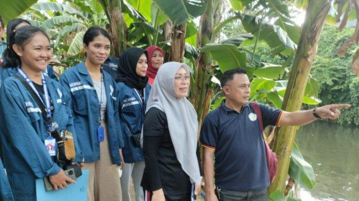 Politeknik Negeri Manado bersama Lurah Ternate Tanjung, Sri Moki, saat memantau kondisi DAS Tondano, Jumat (6/10/2023).
