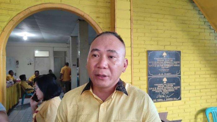 J Philips Makarawung menyerahkan surat penugasan maju Pilwako Manado kepada DPD Partai Golkar Manado, Selasa (7/5/2024).