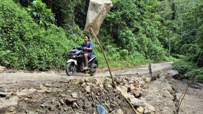 JALAN RUSAK - Jalan penghubung Desa Soyoan-Ratatotok di Kabupaten Minahasa Tenggara (Mitra), Sulawesi Utara, yang nyaris putus. Pengendara minta Pemkab Mitra segera memperbaiki jalan tersebut.
