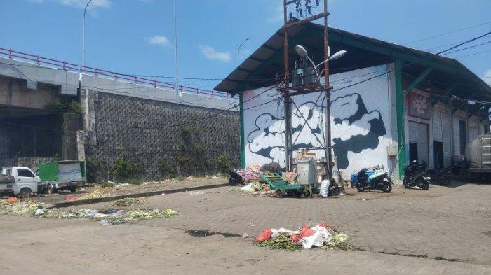 SAMPAH - Tumpukan sampah sisa-sisa sayuran di Pasar Bersehati, Manado, Sulawesi Utara Kamis (30/1/2024), Warga meminta perhatian pemerintah terkait kebersihan pasar.