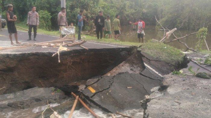 PUTUS - Ruas jalan Kema - Rumbia putus, Minahasa Utara, Sulawesi Utara, Kamis 12 Juni 2025. BPJN Sulawesi Utara pasang jembatan bailey.