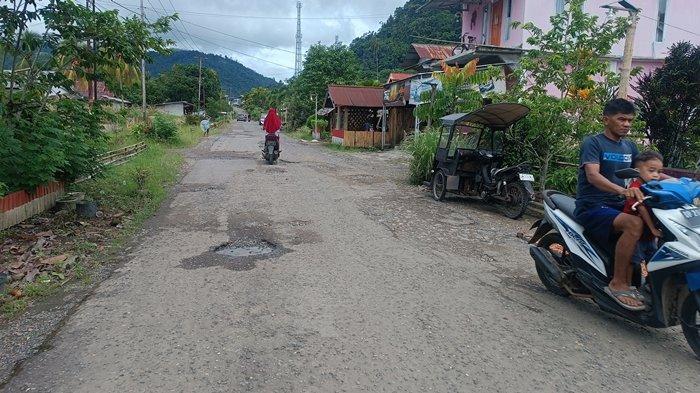 LUBANG - Jalan Rusak di Desa Tungoi, Bolmong, Sulut. Puluhan Tahun Tak Tersentuh Pemerintah, Masyarakat Resah.