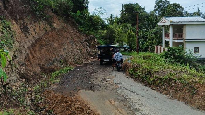 RUSAK - Kondisi jalan di Desa Seretan Timu, Lembean Timur, Minahasa, Sulawesi Utara, Jumat (13/6/2025).