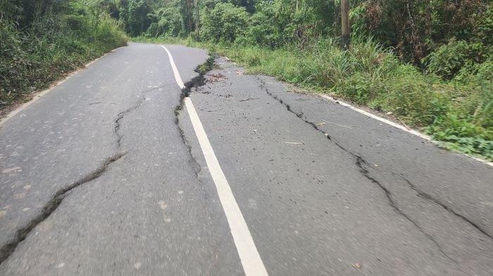 Jalan Trans Sulawesi di Desa Badaro Boltim Sulut rusak