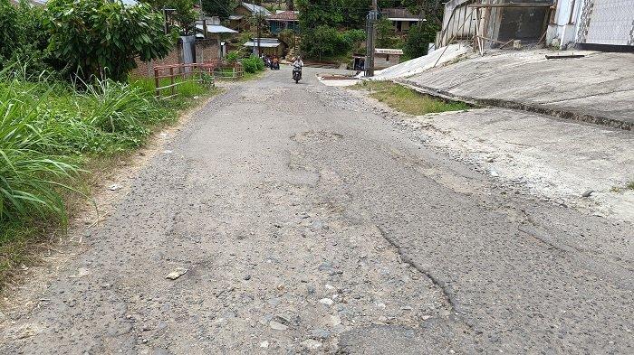 Jalan di Desa Tungoi, Kecamatan Lolayan, Kabupaten Bolmong, yang rusak bertahun-tahun.
