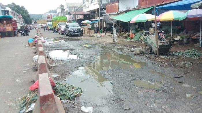 Jalan kompleks Pasar 23 Maret Kota Kotamobagu, Sulawesi Utara, Jumat (01/12/2023).
