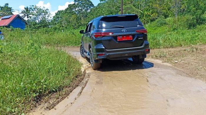 Jalan menuju Desa Ikarad, Kecamatan Dumoga, Bolmong, Sulawesi Utara.