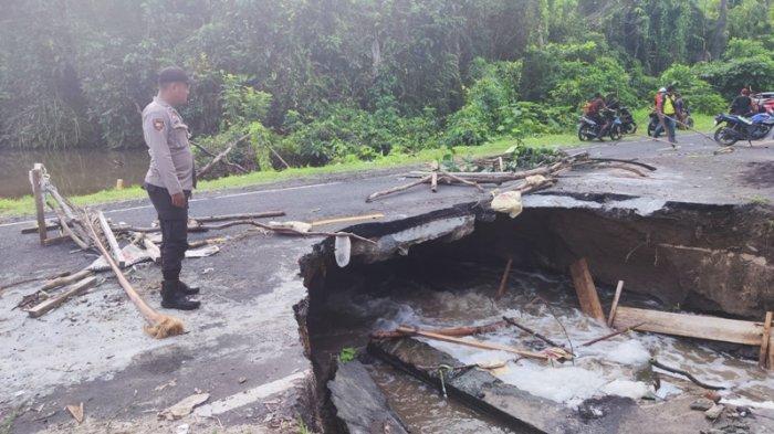 PUTUS - Kondisi jalan raya trans Sulawesi, tepatnya jalur jalan pantai Desa Bulotoan-Desa Rerer 1 Kecamatan Kombi karena putus total, Kamis (12/6/2025). Bagi rombongan Hapsa WKI GMIM yang akan ke Tondano diimbau jangan melawati jalan ini.