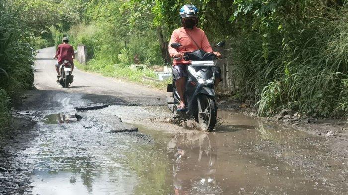 Jalan rusak yang sudah berbulan-bulan tak diperbaiki. Lokasinya ada di jalan Pekuburan Girian, Bitung, Sulawesi Utara.