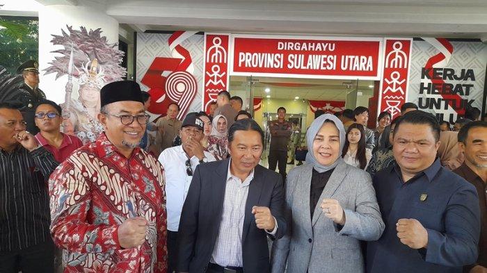 James Sumendap dan Tatong Bara di lobi kantor Gubernur Sulut Senin (25/9/2023).