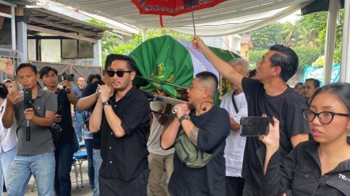 Jeje Govinda terlihat paling depan mengangkat keranda jenazah sang ibu, Farida Budyarti untuk disalatkan, Selasa (12/12/2023) di masjid dekat rumah duka, kawasan Lebak Bulus.