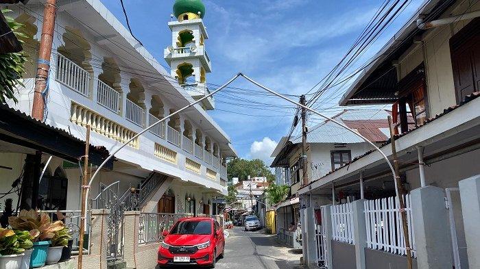 RAMADHAN - Jalan Sam Ratulangi 18, Kecamatan Sario, Kota Manado, Sulawesi Utara yang dikenal sebagai Lorong Pencak. Tampak puluhan tiang kerangka berbentuk menyerupai kubah masjid berdiri berjajar dengan jarak sekitar lima meter.