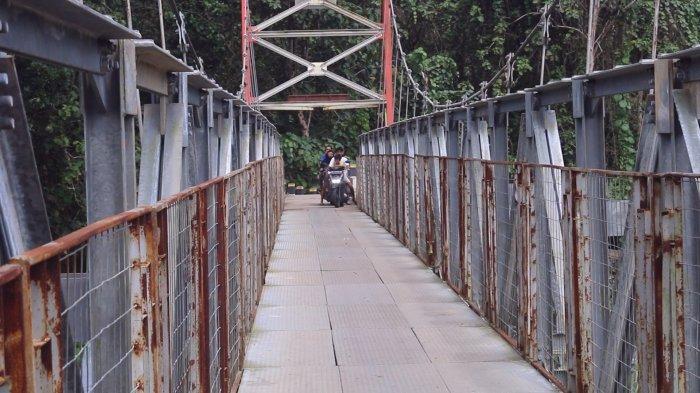 Jembatan Gantung Kairagi di Jalan Raya Manado-Bitung, Kelurahan Kairagi Satu, Kecamatan Mapanget, Manado, Sulawesi Utara, Minggu (26/5/2024).