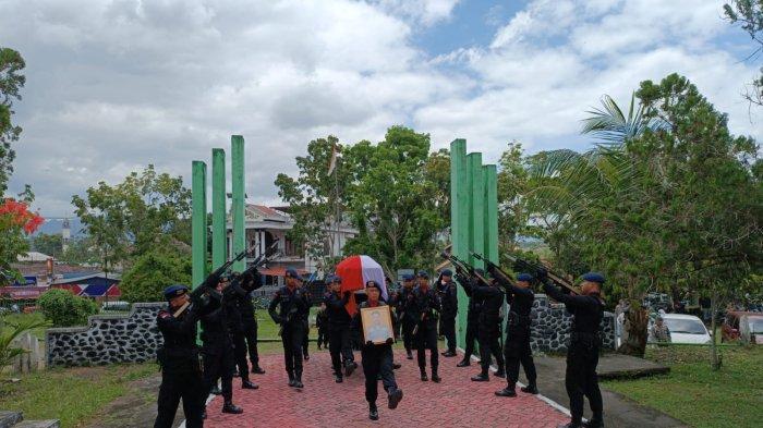 Jenazah Briptu Rudi Agung Dimakamkan di TMP Mongkonai Kotamobagu