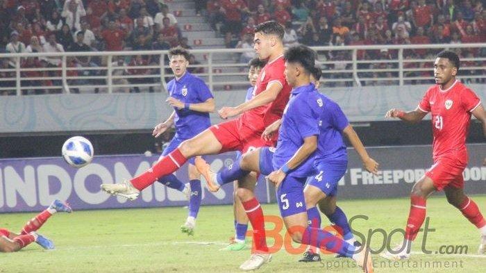 Jens Raven mencetak gol di final Piala AFF U19 2024 melawan Thailand.