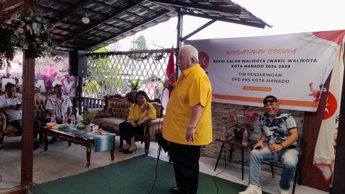 Jimmy Rimba Rogi saat mendaftar sebagai calon Walikota Manado di Partai Keadilan Sejahtera (PSK), Kamis (16/5/2024).