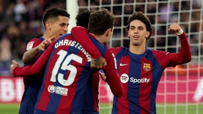 Joao Felix (kanan) cetak gol dalam laga Barcelona vs Getafe pada lanjutan Liga Spanyol di Stadion Olimpic Lluis Companys (24/2/2024).