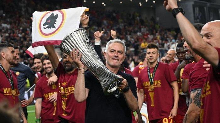 Jose Mourinho saat menjuarai UEFA Conference League 2021-2022 bersama AS Roma. Kini Mourinho akan memimpin timnya pada final Liga Europa melawan Sevilla di Budapest, 31 Mei 2023.