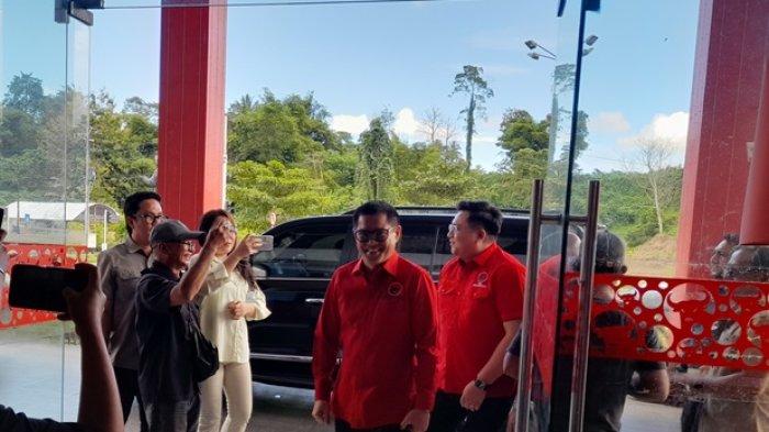 Joune Ganda - Kevin William Lotulung saat berada di Kantor DPC Partai PDIP Sulawesi Utara