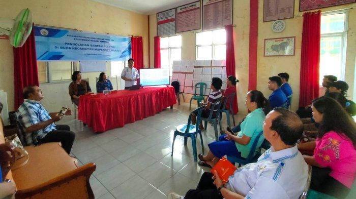 Jurusan Teknik Mesin Politeknik Negeri Manado (Polimdo) melaksanakan Program Pengabdian kepada Masyarakat (PKM) di Kelurahan Buha, Kecamatan Mapanget, Manado, Sulawesi Utara, terkait pengolahan sampah plastik, Senin (18/9/2023).