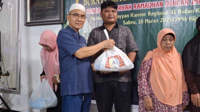 KKSS: Pemberian santunan kepada warga membutuhkan oleh Badan Pengurus Cabang (BPC) Kerukunan Keluarga Sulawesi Selatan (KKSS) Kecamatan Mapanget pada Sabtu, 15 Maret 2025. Kegiatan ini berlangsung di Musholla Ar-Rayyan, Kantor Regional XI Badan Kepegawaian Negara (BKN), yang terletak di Jalan AA Maramis, Paniki Bawah, Kecamatan Mapanget, Kota Manado, Provinsi Sulawesi Utara.